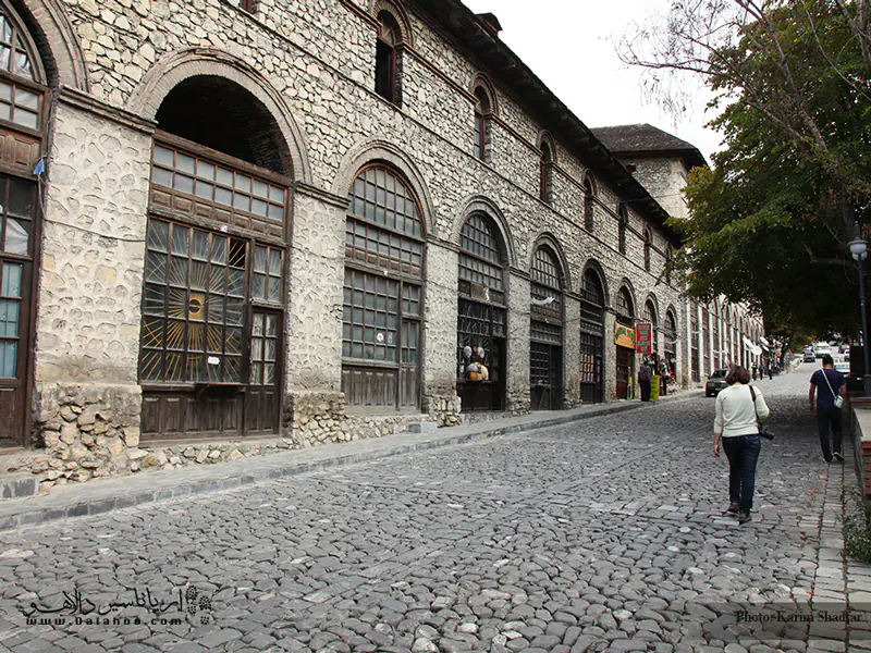 خیابان&zwnj;هایی را که سراسر مغازه&zwnj;ها احاطه کرده&zwnj;اند و می&zwnj;توان ساعت&zwnj;ها در آن&zwnj; قدم زد.
